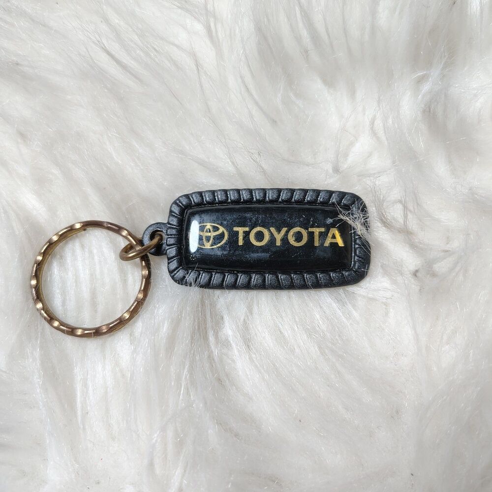 Toyota Logo Keychain VTG Scalloped Edges Made in USA Black Gold/RT1